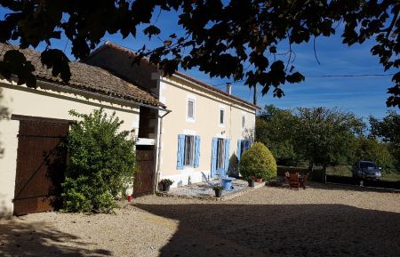 G&icirc;te n&deg;86G1139 Saint-Macoux - Vienne - vue exterieure sans piscine